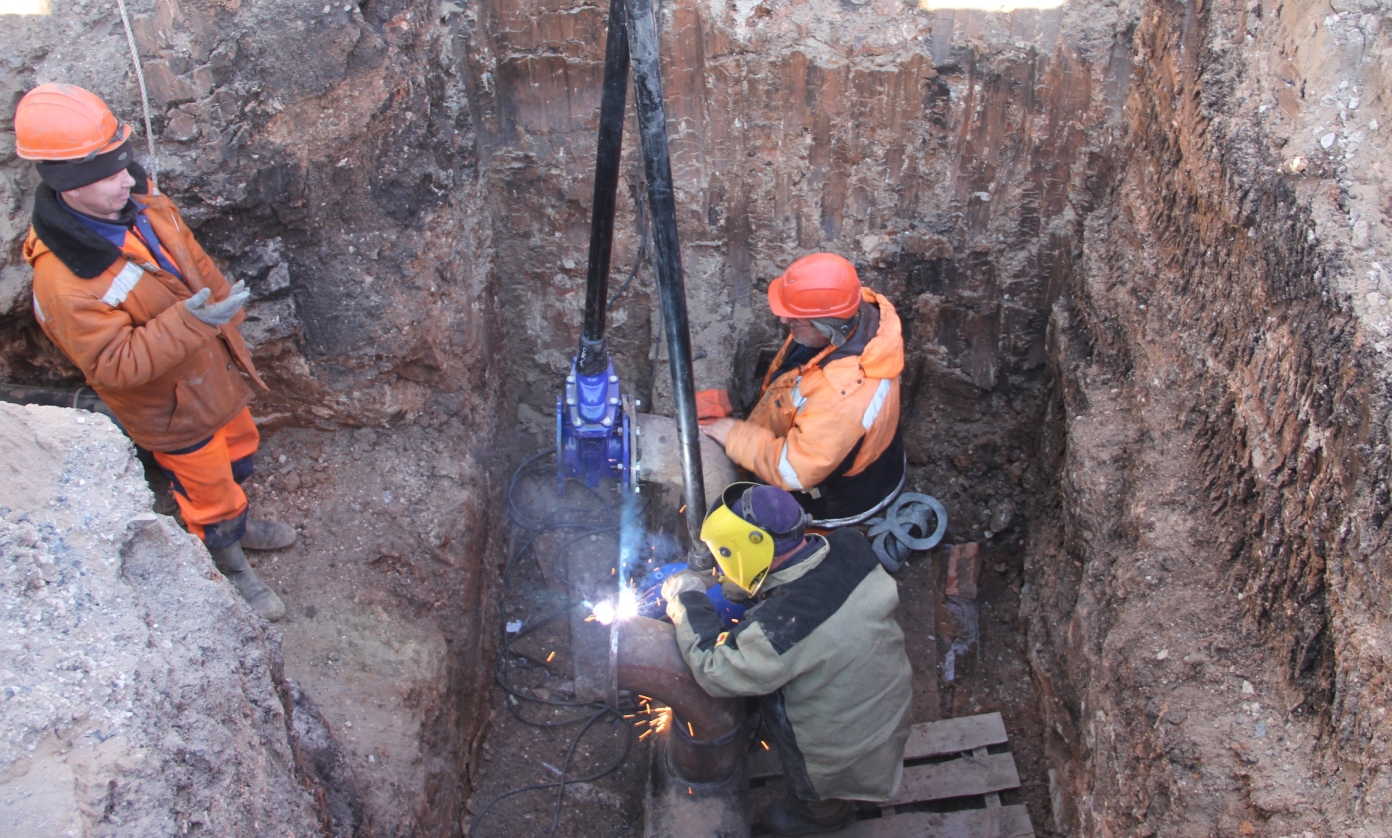 ремонт трубы под землей. трубы для водопровода. ремонт труб. ремонт водопроводных сетей. траншейная прокладка трубопроводов.