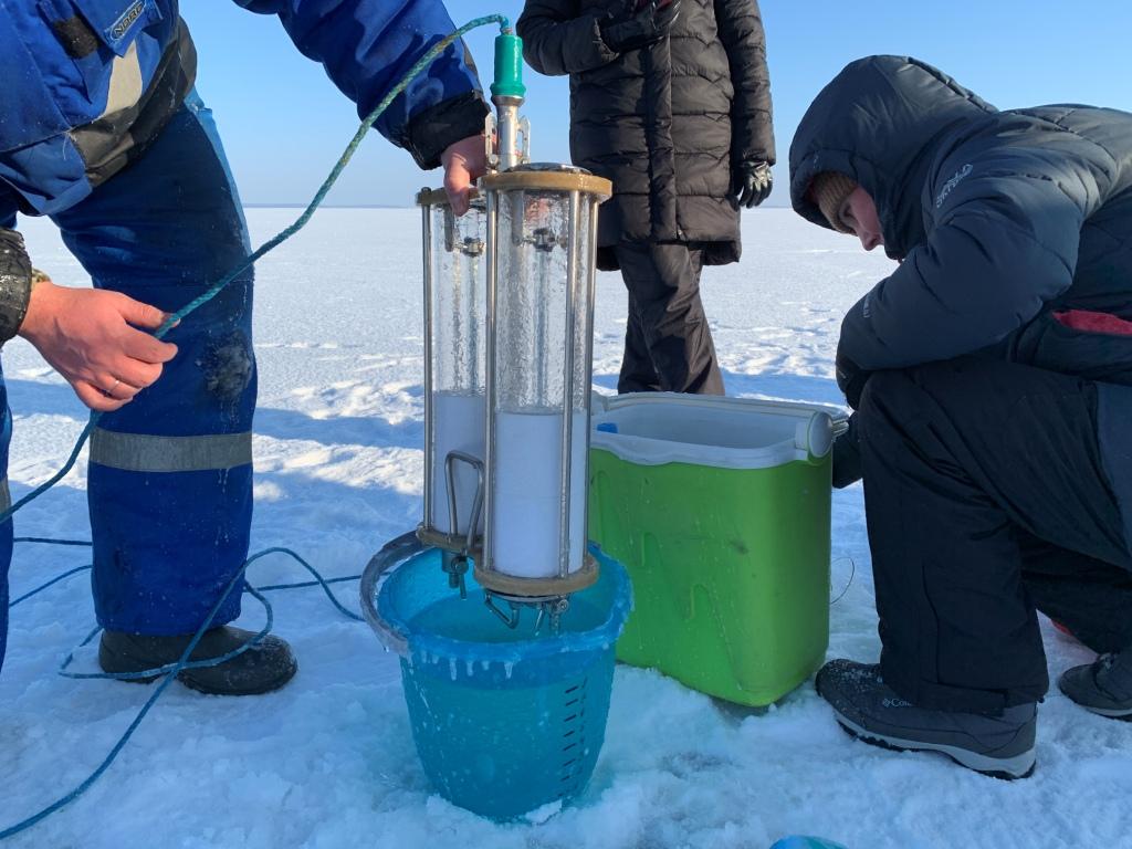 Производственный контроль сточных вод. Лаборатория на очистных сооружениях. Забор проб воды с помощью фильтров. Работники водоканала. Городские очистные сооружения АО Водоканал.