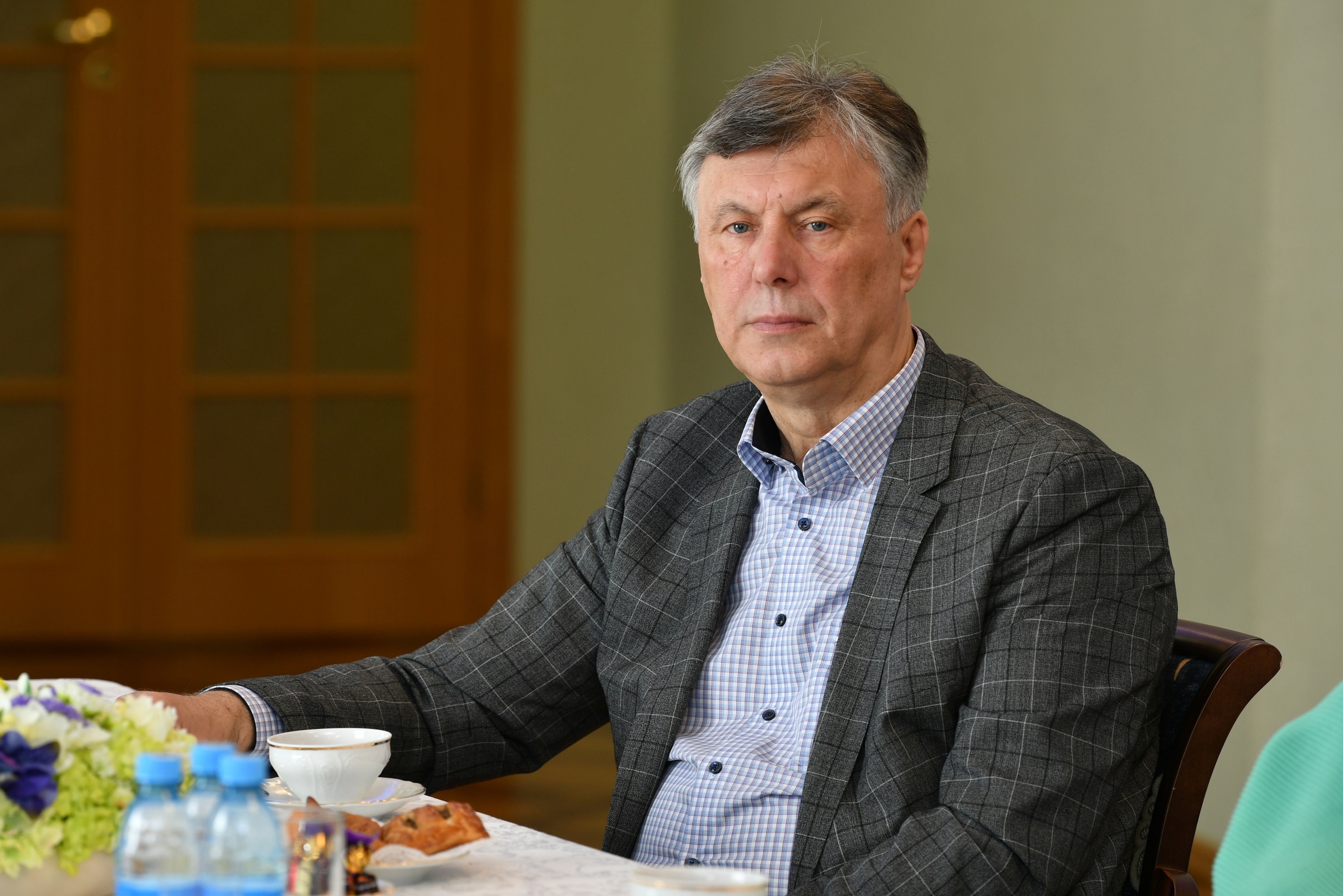 Памятные доски петрозаводска. Почетный поэт петрозаводска и республики карелия. День города сцена. Почетный поэт петрозаводска и республики карелия. Почетный значок главы республики карелия.